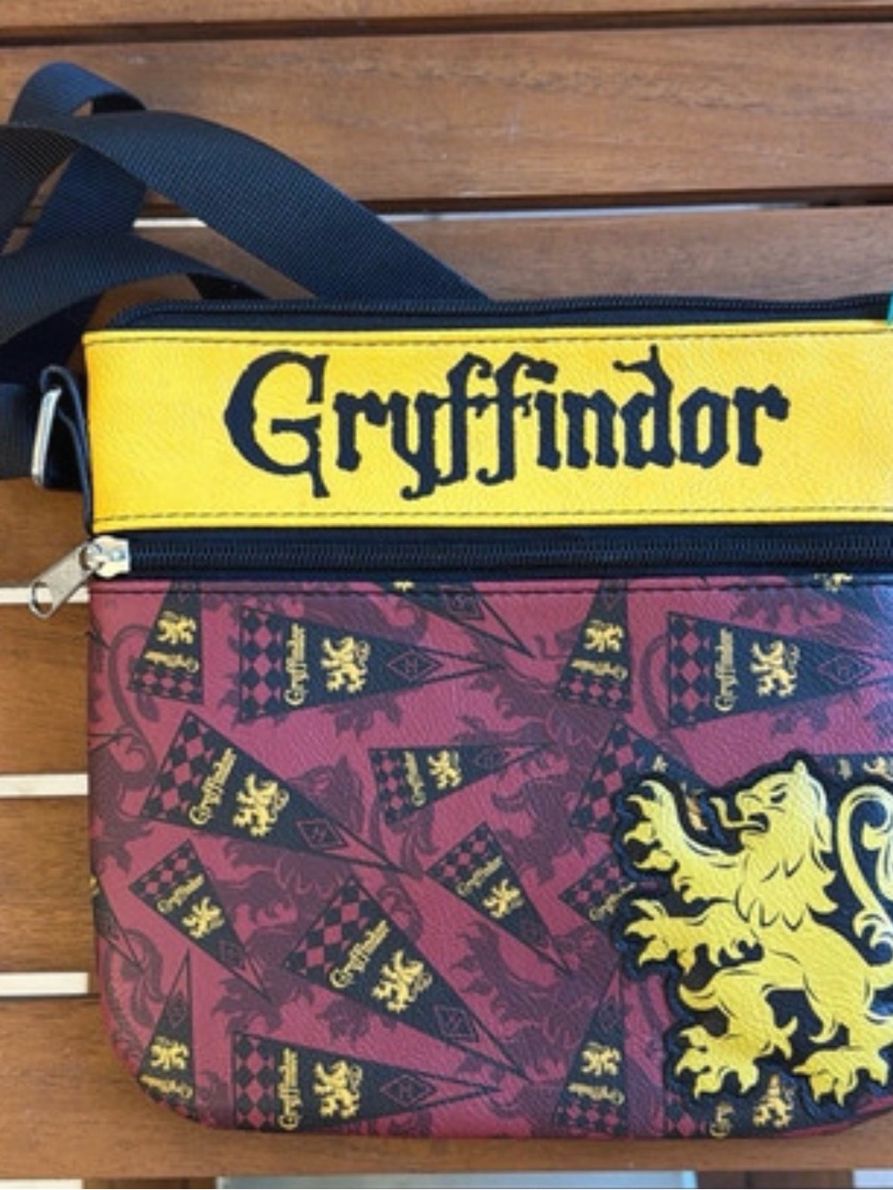 Harry Potter Gryffindor Crossbody Bag Purse Burgundy Yellow Crest
